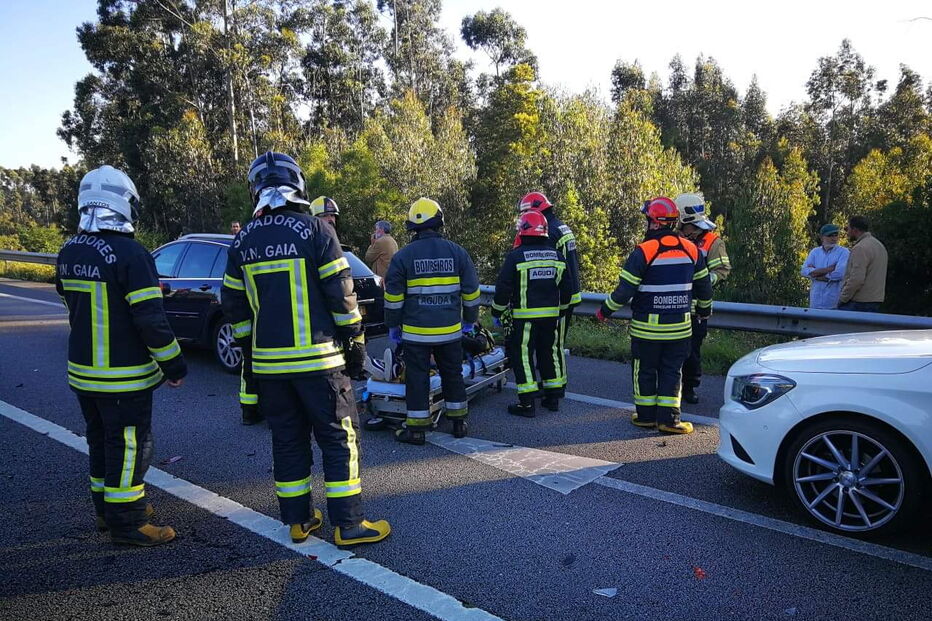 Violento acidente faz 10 feridos na A29 em Gaia. Nove carros envolvidos 