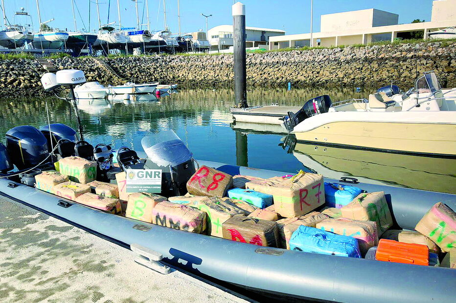 Embarcação transportava 85 fardos de haxixe e foi intercetada pelas autoridades quando subia o rio Guadiana  