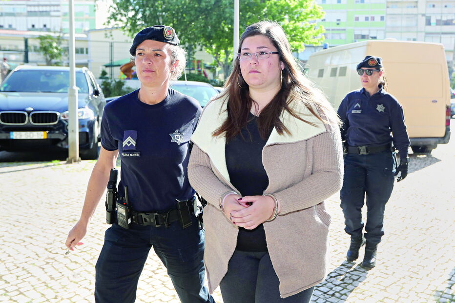 Diana Fialho, ontem, no Tribunal do Barreiro. Está acusada de homicídio qualificado e profanação de cadáver