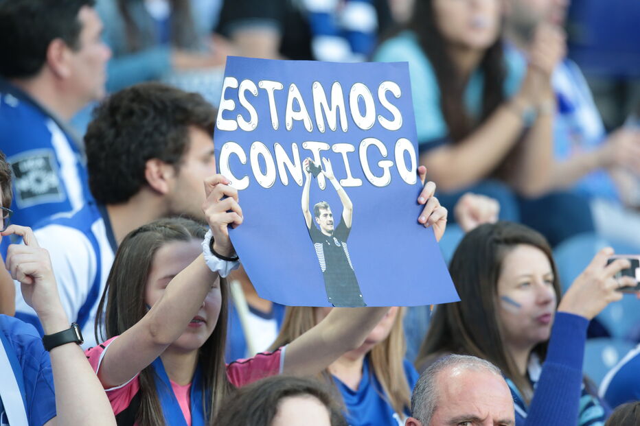 Equipa e adeptos do FC Porto deixam mensagem a Iker Casillas antes de partida no Dragão