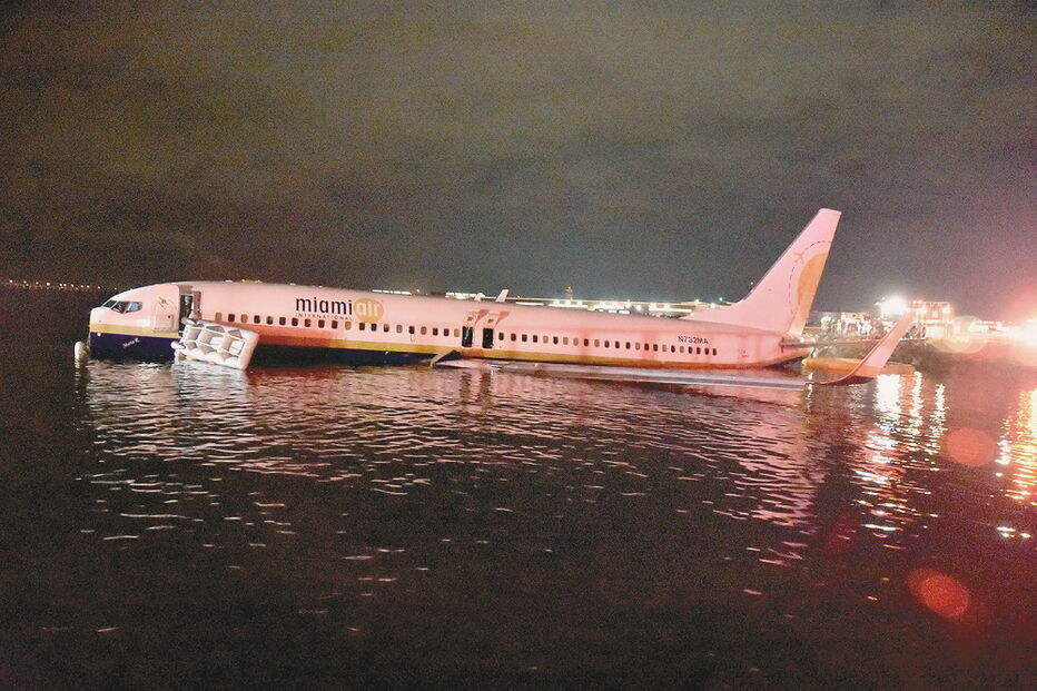 Passageiros foram resgatados da água do rio pelas autoridades locais 