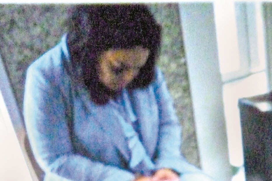 Brasileira de 36 anos no tribunal de Cascais, enquanto aguardava pelo interrogatório que a haveria de conduzir à cadeia