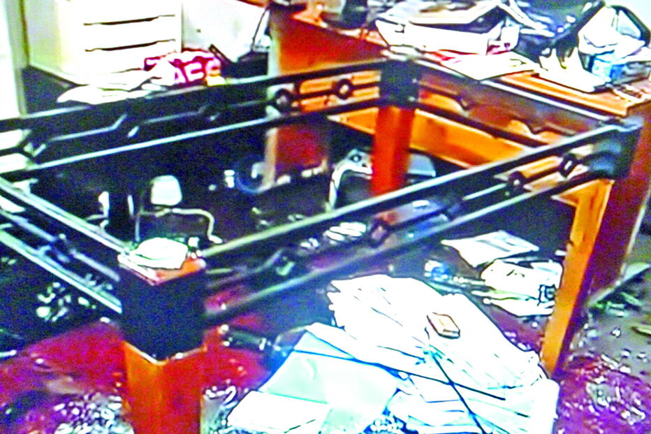 Rasto de destruição que a agressora deixou no escritório do namorado