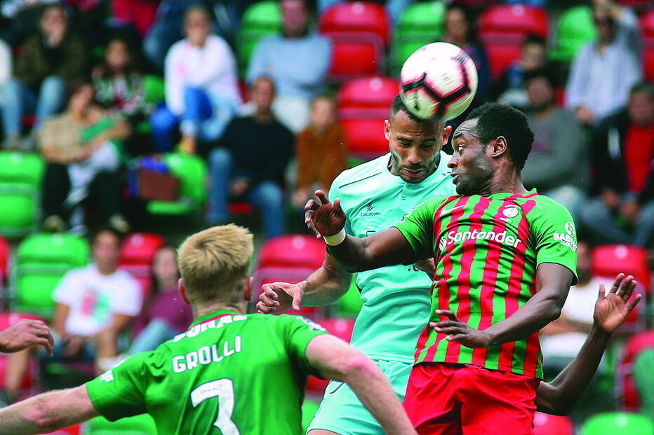 Fransérgio e Zainadine em lance de bola dividida, no jogo deste sábado