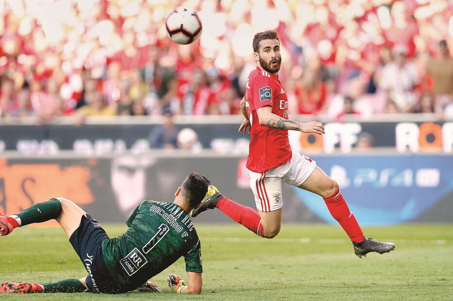 Rafa,com um toque de classe, faz a bola passar por cima do guarda-redes Ricardo Ferreira e faz o primeiro do Benfica 