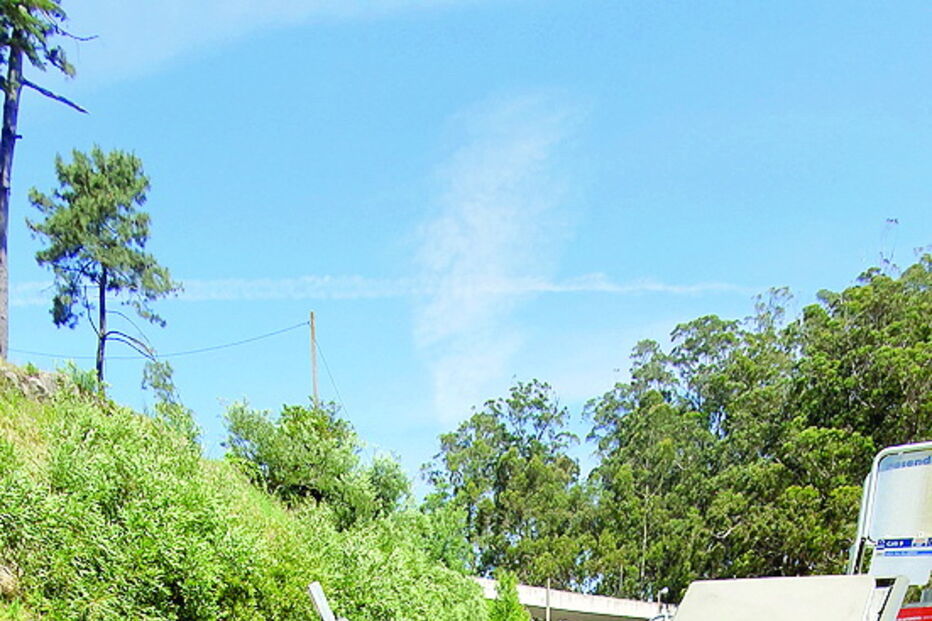 Paragem de autocarro destruída na sequência de embate de um carro