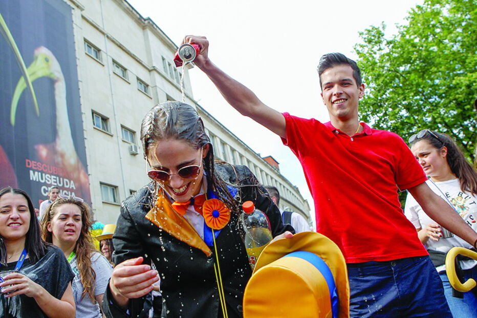 Banhos de cerveja já são tradicionais no cortejo de Coimbra 