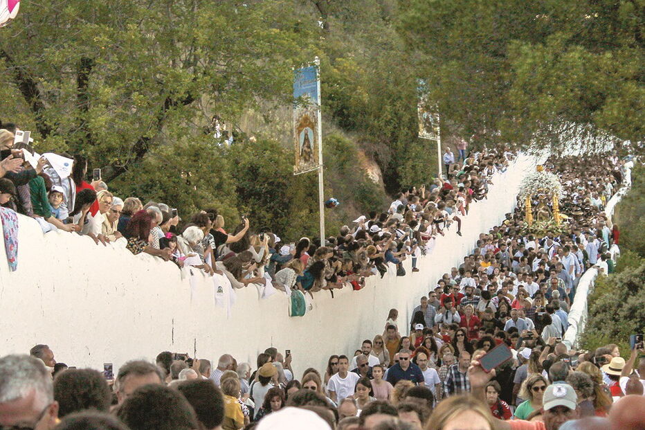 Ponto alto da festa é a subida da íngreme rampa que conduz ao santuário de Nossa Senhora da Piedade