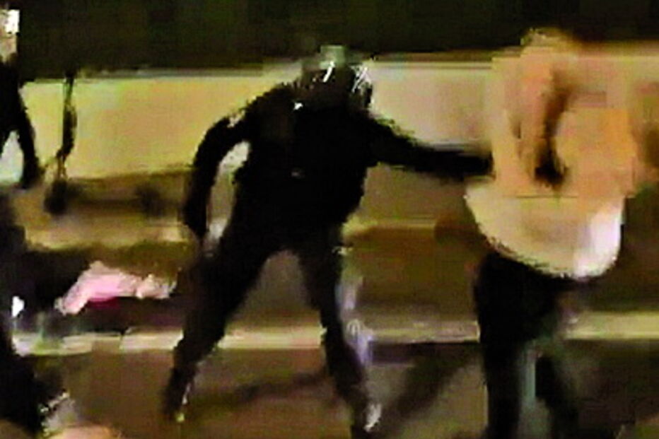 Ânimos exaltados entre adeptos e polícia que reagiu à bastonada