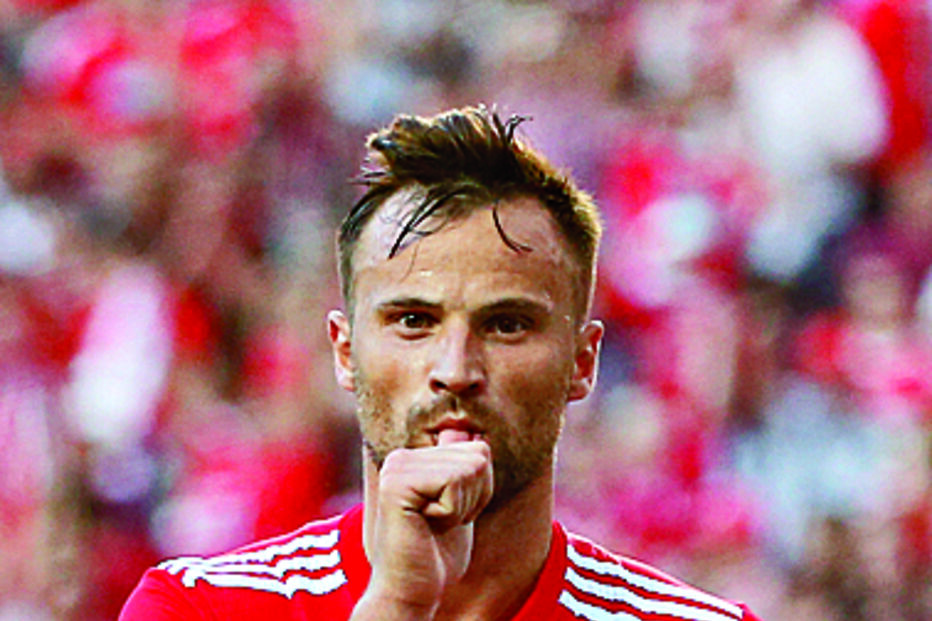 Seferovic marca golo benfiquista e festeja com a bola na barriga
