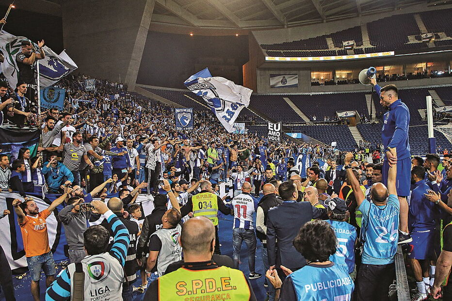 Herrera, capitão do FC Porto, falou aos adeptos no final do jogo com o Desp. Aves