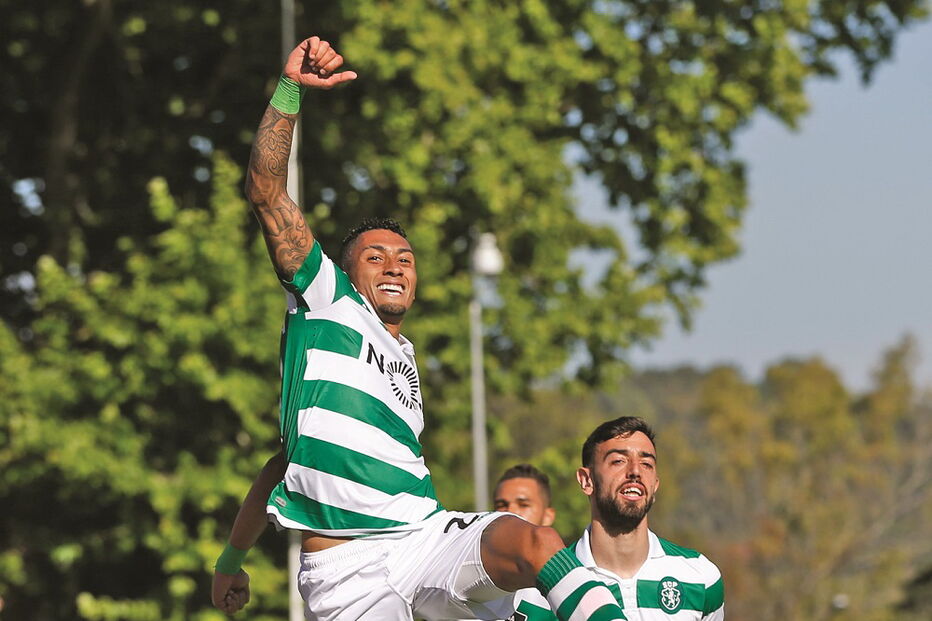 Raphinha festeja o primeiro golo do Sporting. Bruno Fernandes, mais atrás, fez um inédito hat-trick