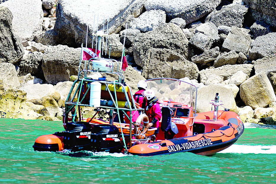 Resgate de pescador lúdico, que ‘caiu’ ao mar junto aos rochedos, fez parte do exercício náutico na enseada da Nazaré realizado pela Marinha, Polícia Marítima, Instituto de Socorros a náufragos, bombeiros e nadadores 
