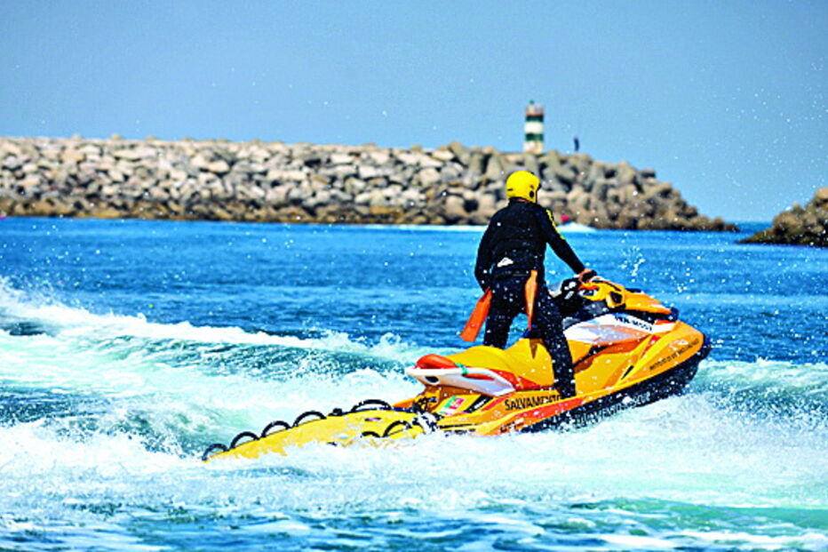 Exercício contou com a participação de vários meios envolvidos no socorro no mar  
