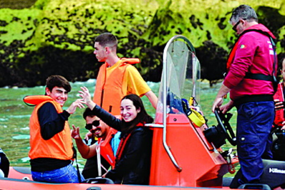 Grupos de estudantes viveram uma experiência única e memorável no mar da Nazaré  