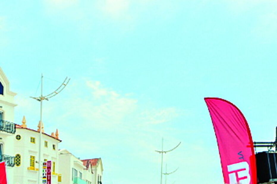 Público da praia da Nazaré vibrou com a atuação do cantor Toy  
