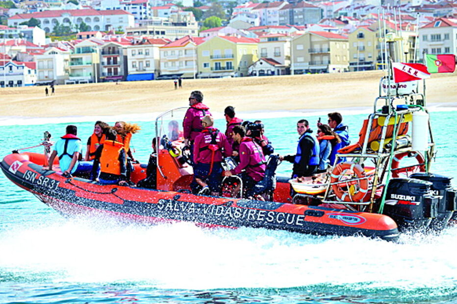 Lancha salva-vidas do Instituto de Socorros a Náufragos levou um dos grupos que fizeram nesta iniciativa o seu batismo de mar 
