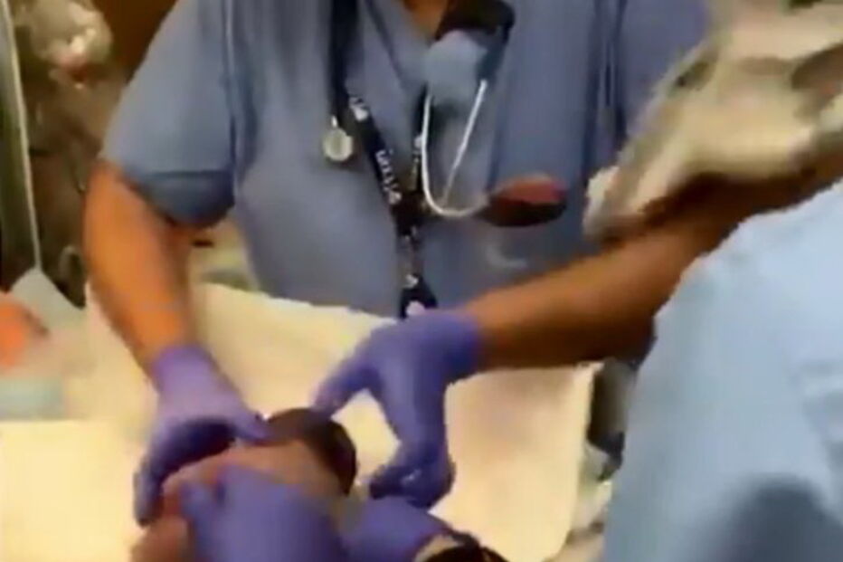 Vídeo mostra queda aparatosa de bebé prematura após lapso de médico