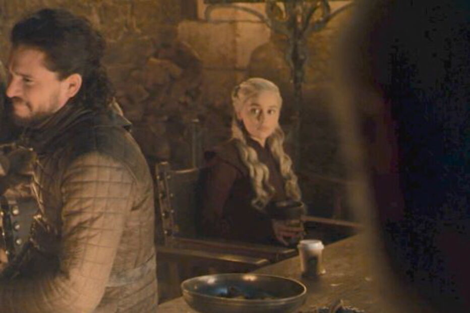 Copo de café do Starbucks surge em cima da mesa no 4º episódio de 'Guerra dos Tronos'
