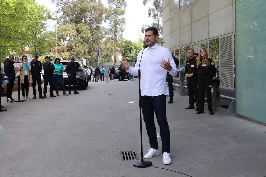 Casillas à saída do hospital onde esteve internado