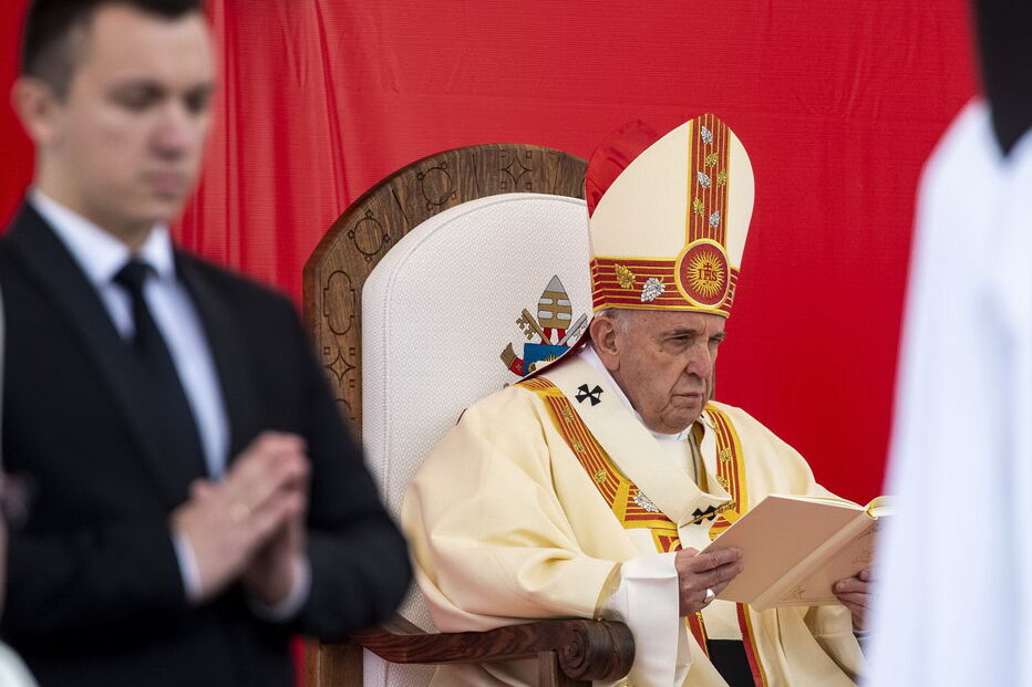 Papa reza no memorial a madre Teresa de Calcutá e pede que interceda pelos pobres