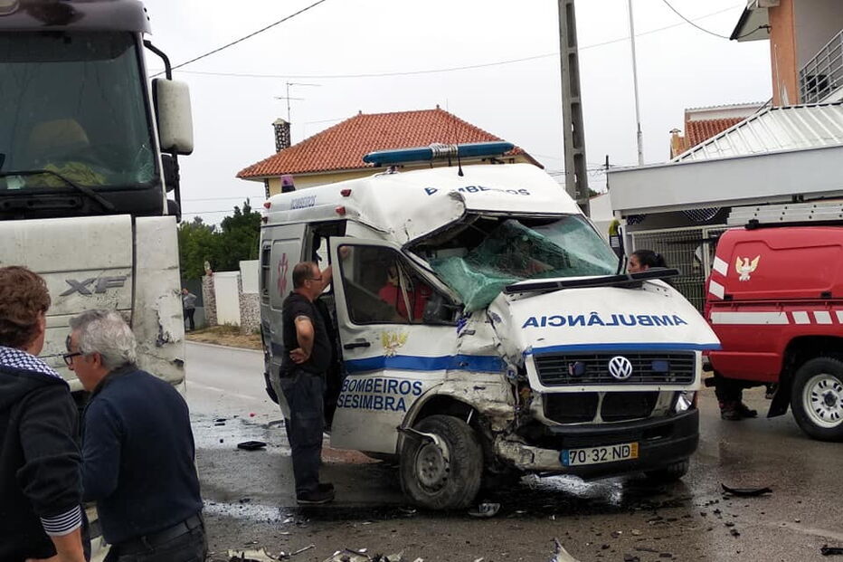 Dois bombeiros feridos em colisão frontal contra camião