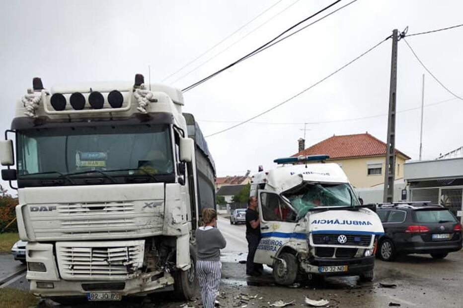 Dois bombeiros feridos em colisão frontal contra camião