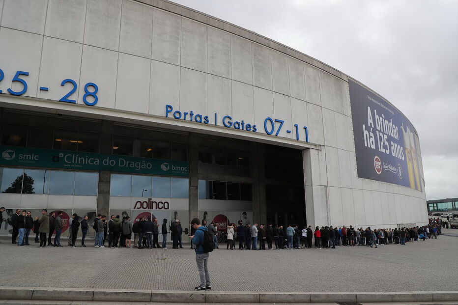 Filas no Estádio do Dragão para comprar bilhetes para a final da Taça de Portugal começaram a formar-se bem cedo