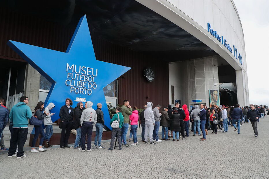 Filas no Estádio do Dragão para comprar bilhetes para a final da Taça de Portugal começaram a formar-se bem cedo