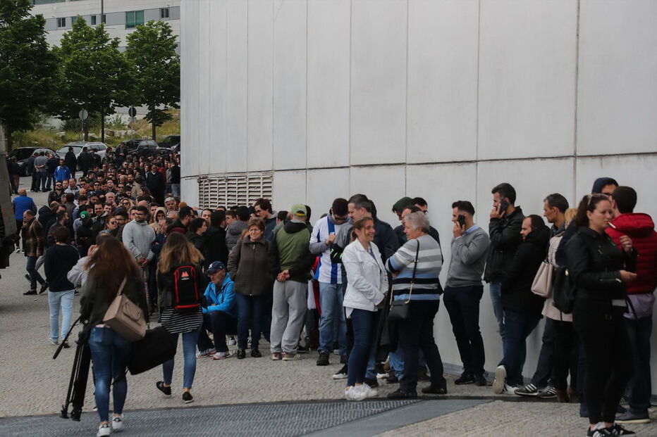 Filas no Estádio do Dragão para comprar bilhetes para a final da Taça de Portugal começaram a formar-se bem cedo