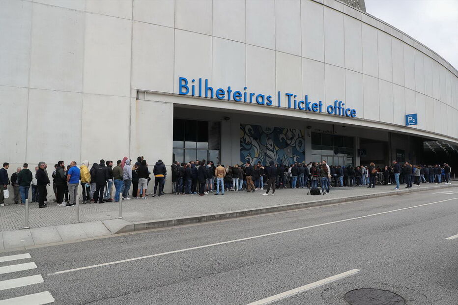 Filas no Estádio do Dragão para comprar bilhetes para a final da Taça de Portugal começaram a formar-se bem cedo