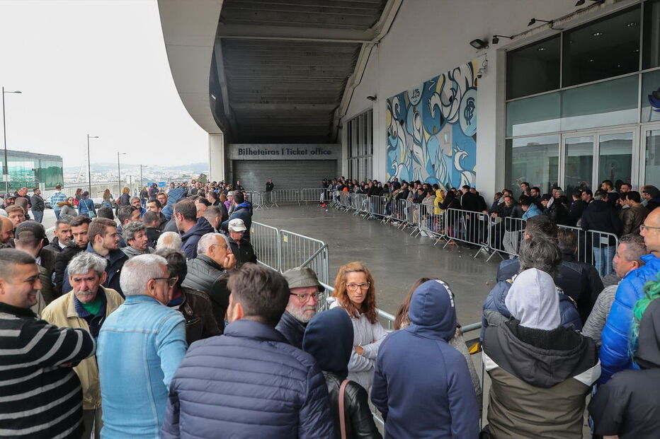 Filas no Estádio do Dragão para comprar bilhetes para a final da Taça de Portugal começaram a formar-se bem cedo