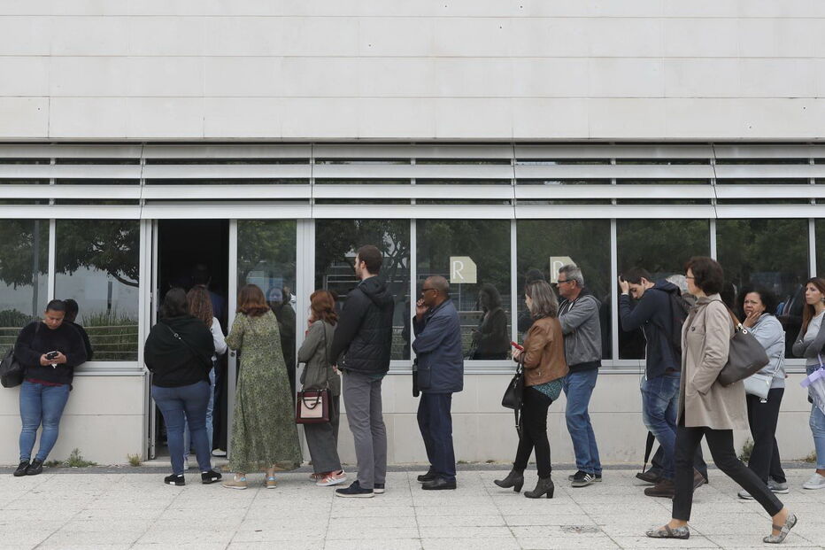 Utentes esperam para serem atendidos na Conservatória de Oeiras