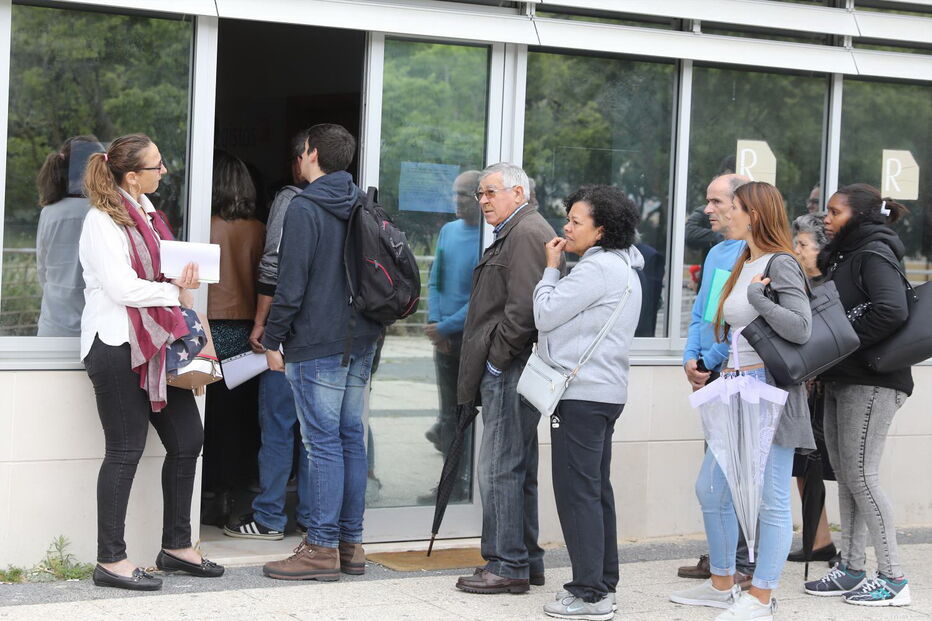Utentes esperam para serem atendidos na Conservatória de Oeiras