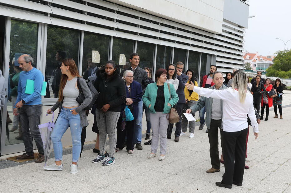 Utentes esperam para serem atendidos na Conservatória de Oeiras