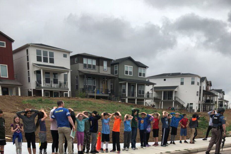 Um morto e oito feridos após tiroteio em escola no Colorado 