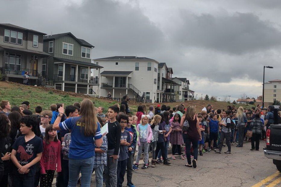 Um morto e oito feridos após tiroteio em escola no Colorado 