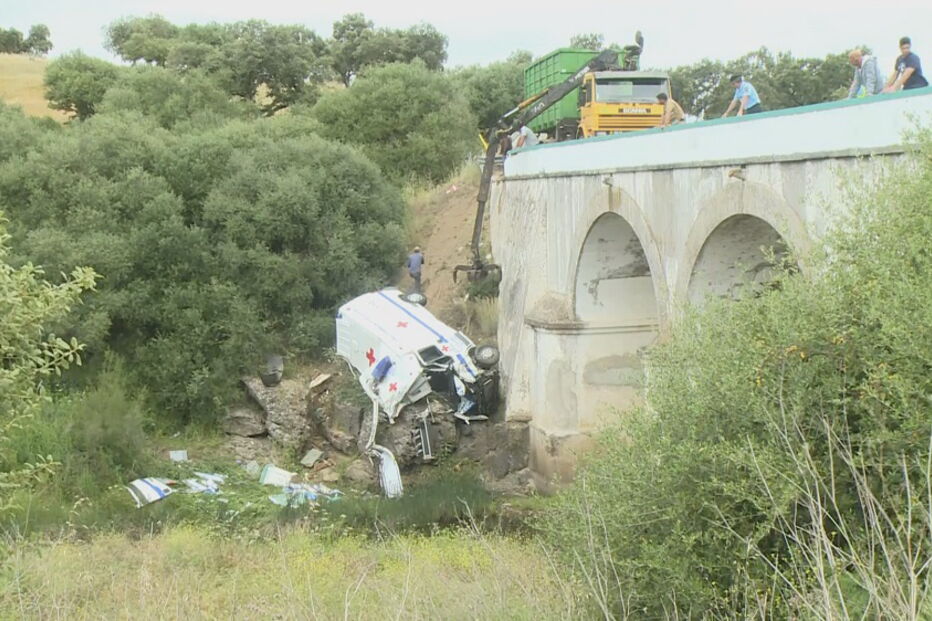 Dois membros da Cruz Vermelha morrem após despiste de ambulância em Beja