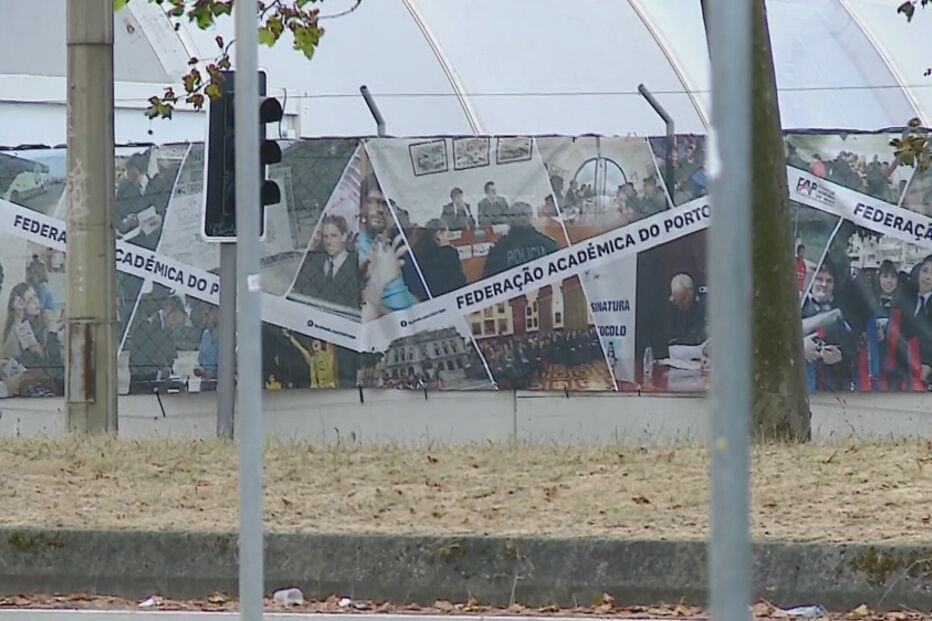 Jovem encontrada seminua junto ao Queimódromo do Porto. Polícia suspeita de violação