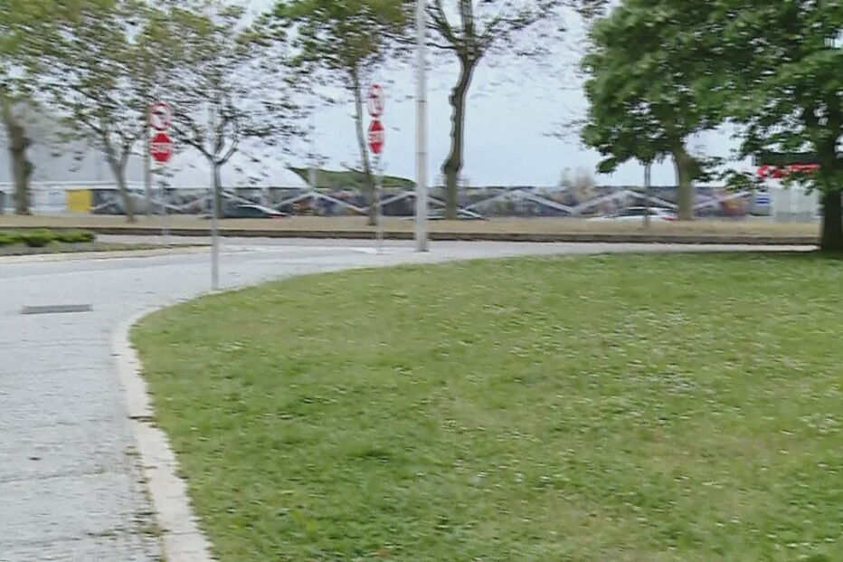 Jovem encontrada seminua junto ao Queimódromo do Porto. Polícia suspeita de violação