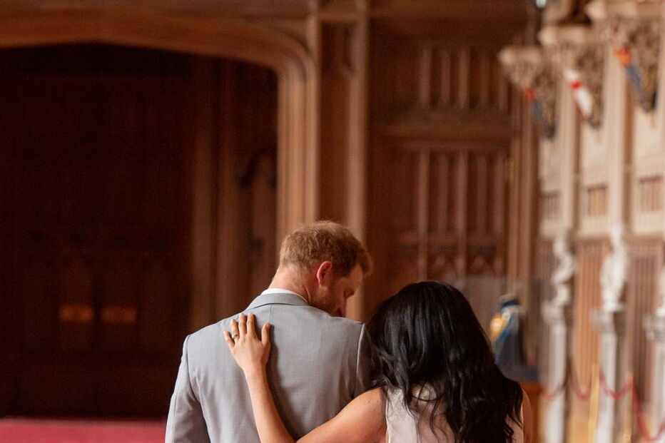 Harry e Meghan apresentam o filho ao mundo	