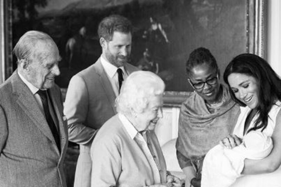 Meghan e Harry anunciam nome do filho ao mundo. Veja as primeiras imagens do bebé