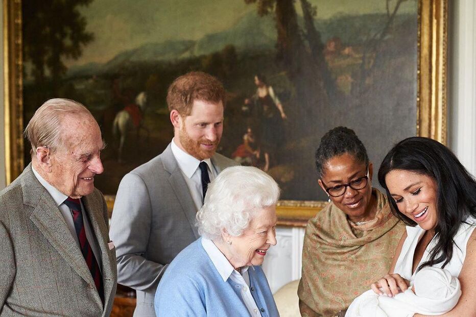 Meghan apresenta o filho Archie à família real
