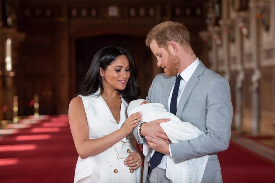 Meghan e Harry apresentam pequeno 'Archie'