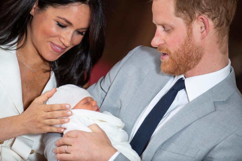 Meghan e Harry apresentam pequeno 'Archie'