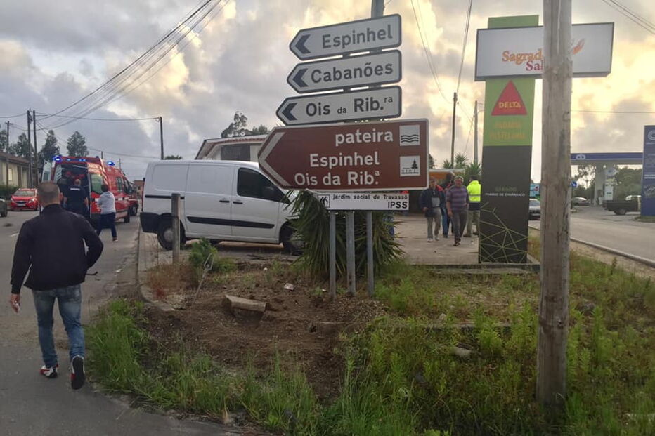 Carro despista-se e entra numa padaria em Águeda