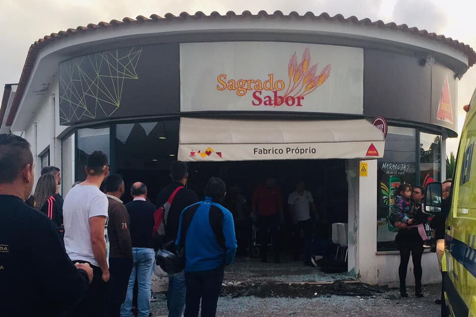 Carro despista-se e entra numa padaria em Águeda