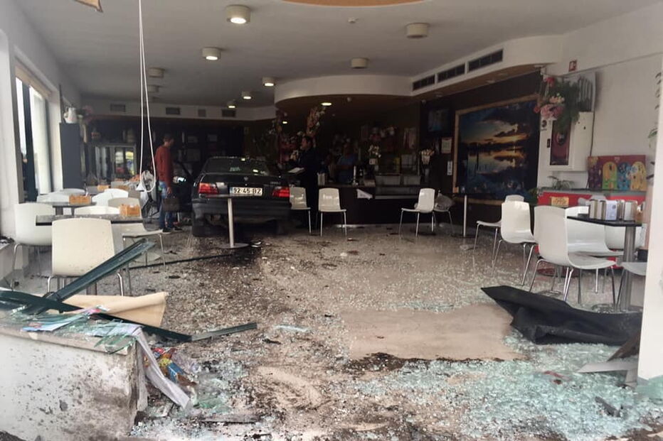 Carro despista-se e entra numa padaria em Águeda