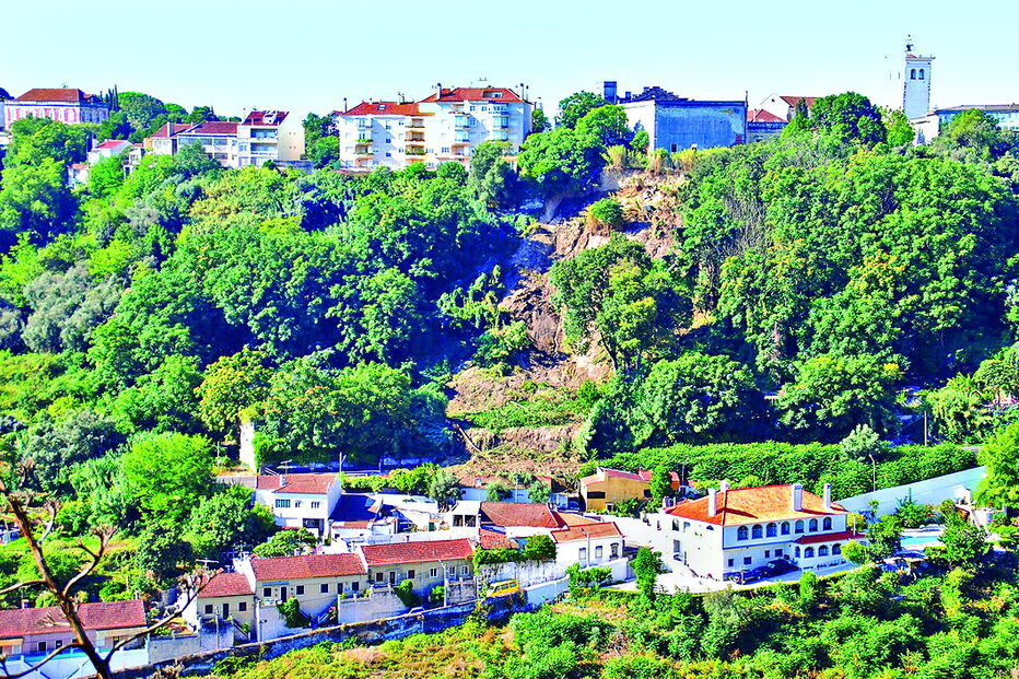 Troço foi encerrado em agosto de 2014 devido a um aluimento de terras      