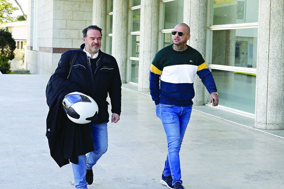 Mustafá com o advogado, Rocha Quintal, à entrada de uma sessão do julgamento